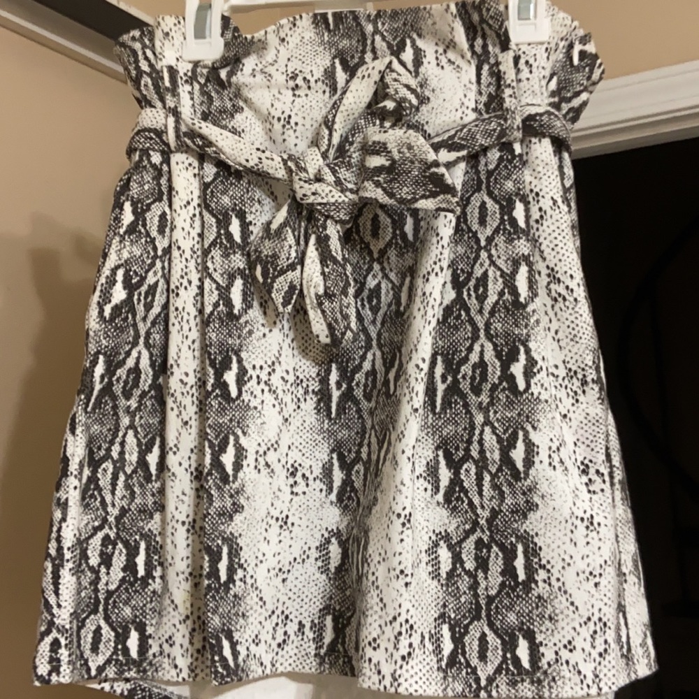 White snake print high rise skirt